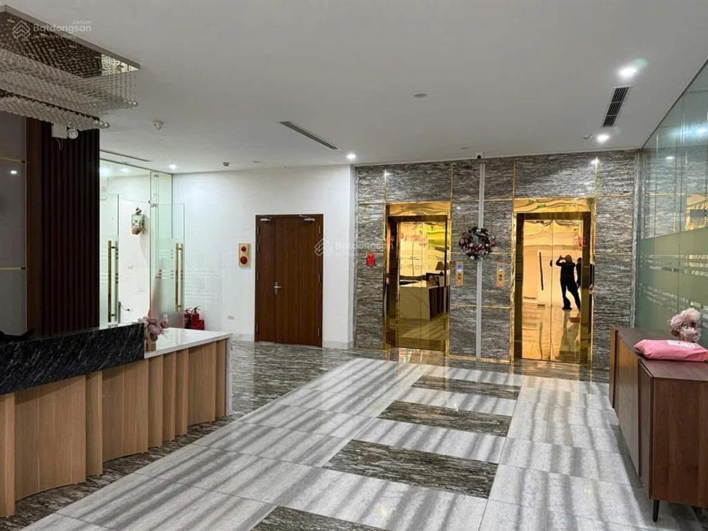 Hàng hiếm quận tây hồ. toà nhà 8 tầng(có hầm) lạc long quân. 290m2 mt 16m. ôtô tránh, dòng tiền cao