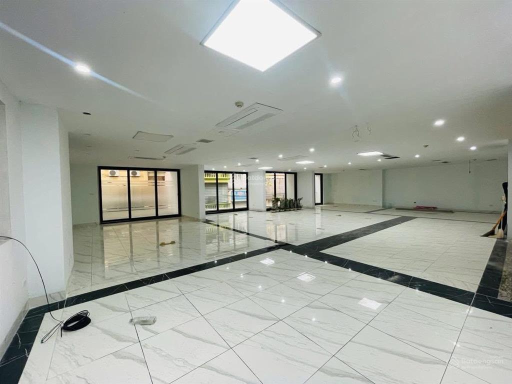 Hàng hiếm quận tây hồ. toà nhà 8 tầng(có hầm) lạc long quân. 290m2 mt 16m. ôtô tránh, dòng tiền cao