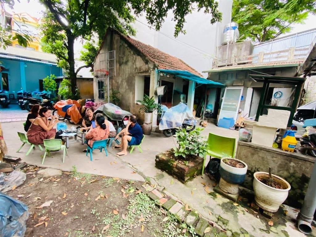 Bán nhà c4 mặt phố, khu vực tây hồ tây. mặt tiền 9,6m. lô góc 3 mặt tiền. diện tích lớn 350m2.