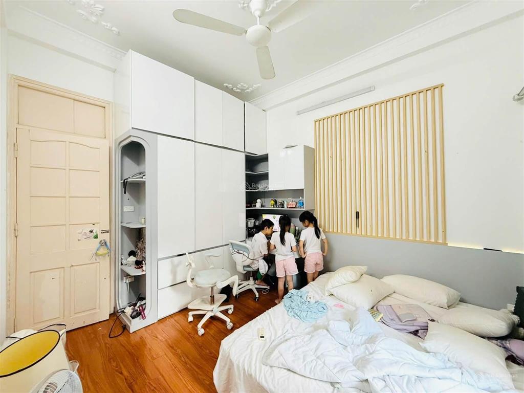 Nhà đẹp phố quan nhân. mặt ngõ vf3 ra vào, 2 mặt thoáng. 4 tầng. ngõ thông, gần phố