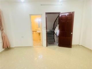 6,8 tỷ sở hữu ngay nhà 5 tầng dân xây ở. diện tích 33m2  3 phòng ngủ phố mai động. về ở ngay.