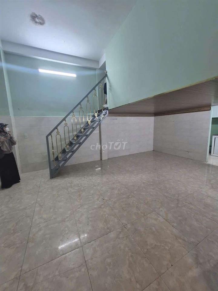 CHO THUE NHÀ 5 X 10M GÁC LỬNG 1PN SẴN MÁY LẠNH GẦN TRƯỜNG HỌC LÊ LAI 