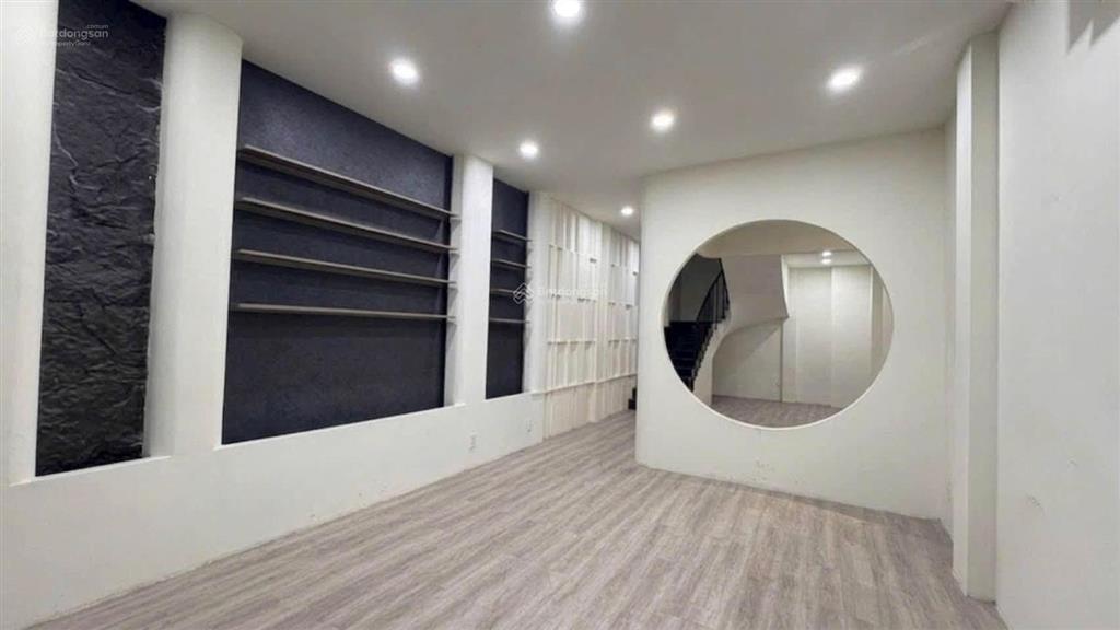 Cho thuê mặt tiền nguyễn thiện thuật q3 khu vực đông đúc sầm uất kinh doanh spa, shop hoa, showroom
