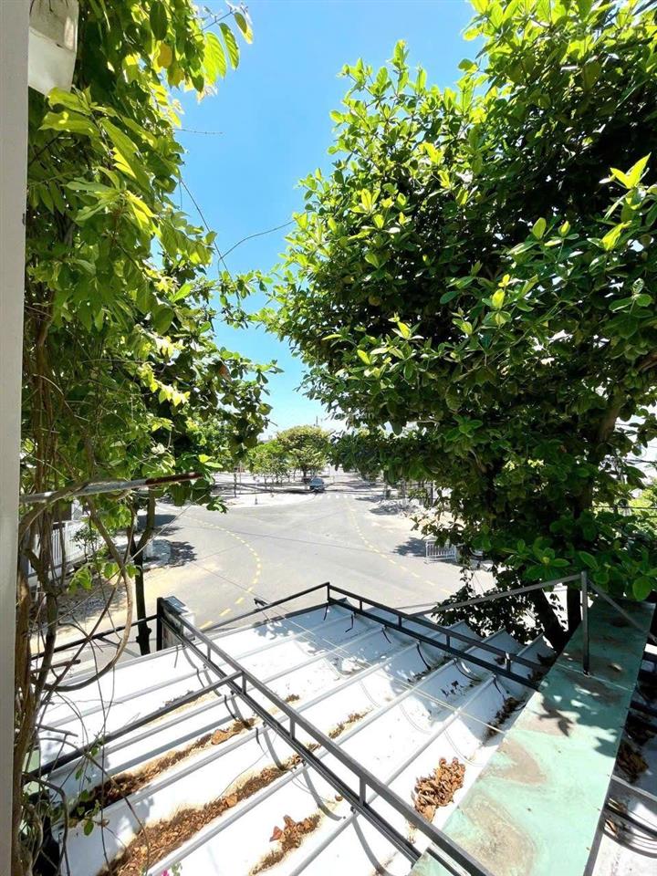 Nhà 2 mặt tiền hoàng quốc việt 121.1m2 ngang 8.05m view công viên gần sông hàn