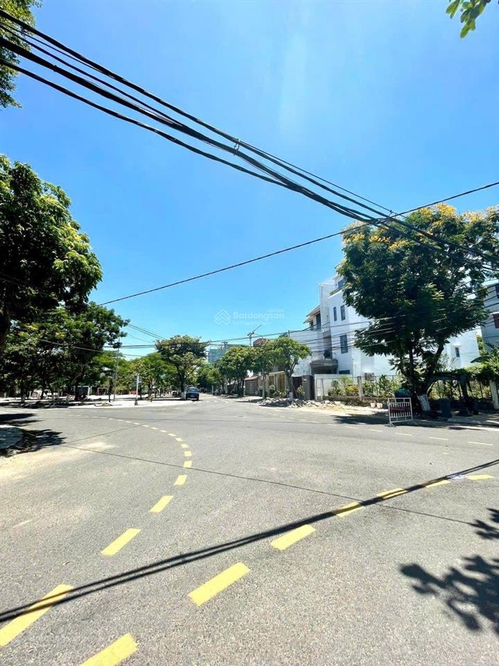 Nhà 2 mặt tiền hoàng quốc việt 121.1m2 ngang 8.05m view công viên gần sông hàn