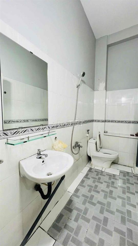 Chính chủ cho thuê phòng ban công lầu 1  thông thoáng đầy đủ nội thất