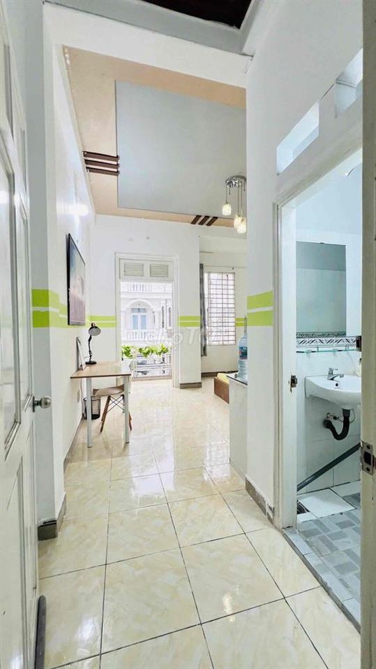 Chính chủ cho thuê phòng ban công lầu 1  thông thoáng đầy đủ nội thất