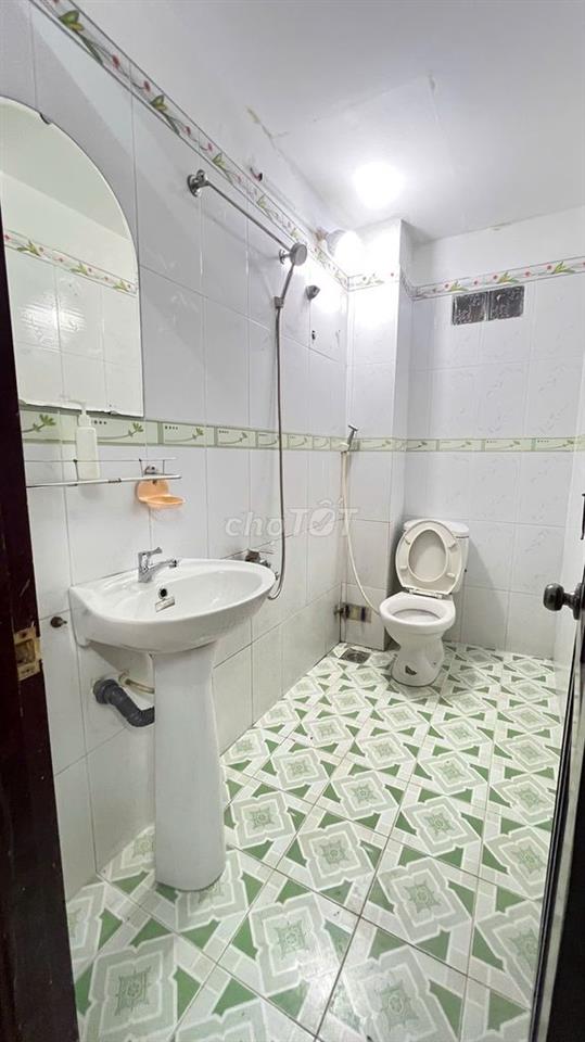 Chính chủ cho thuê phòng ban công tách bếp thông thoáng giá 3tr4