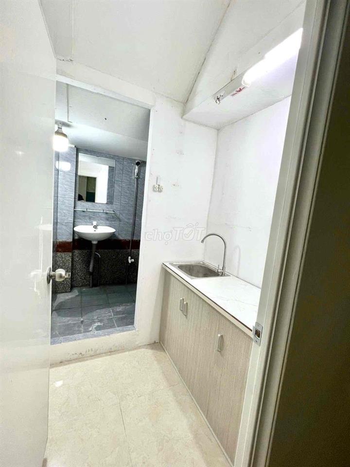 Phòng máy lạnh trệt tách bếp giá 2tr6 trống sẵn