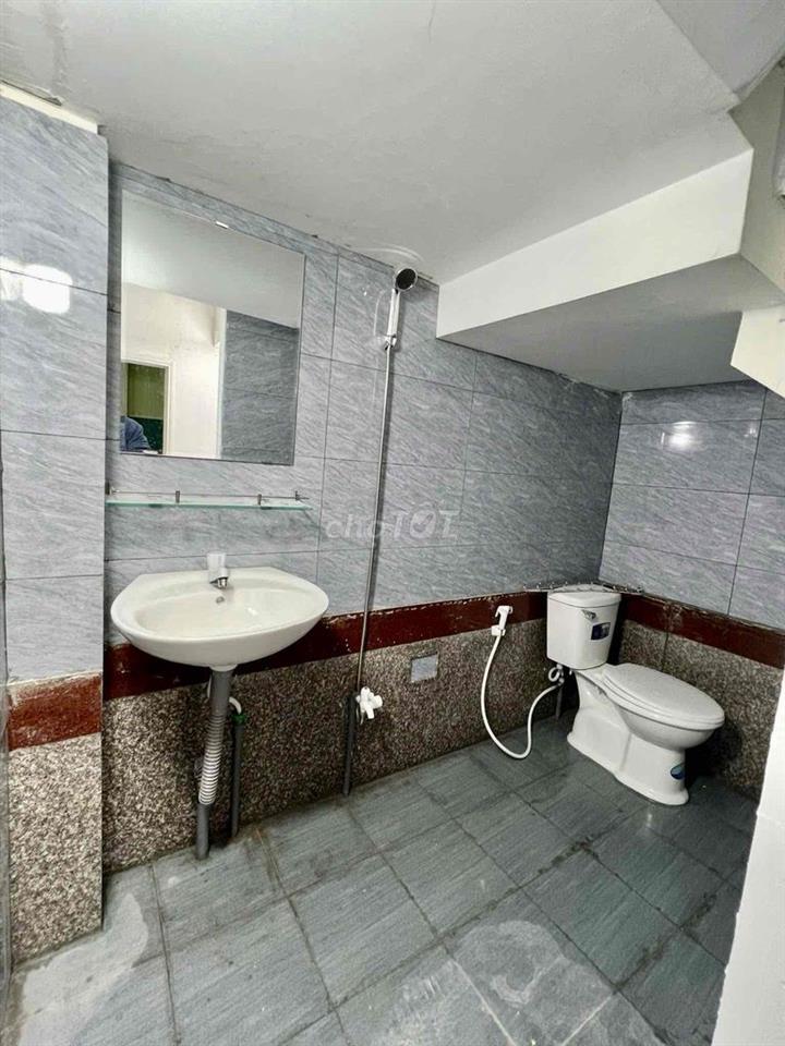 Phòng máy lạnh trệt tách bếp giá 2tr6 trống sẵn