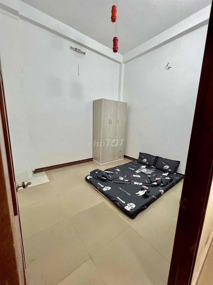 Phòng máy lạnh trệt tách bếp giá 2tr6 trống sẵn