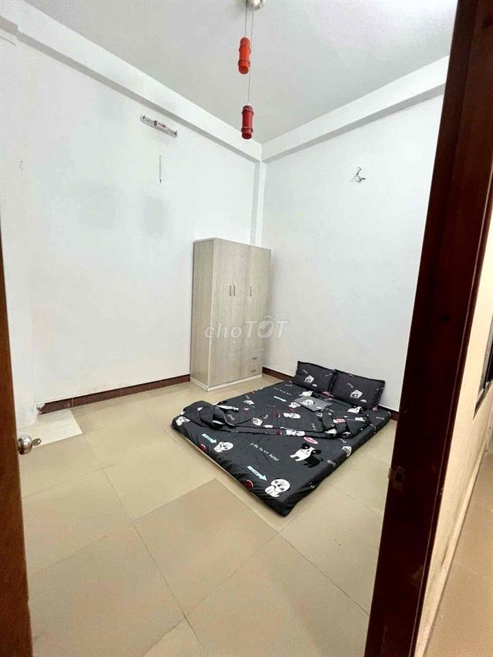 Phòng máy lạnh trệt tách bếp giá 2tr6 trống sẵn