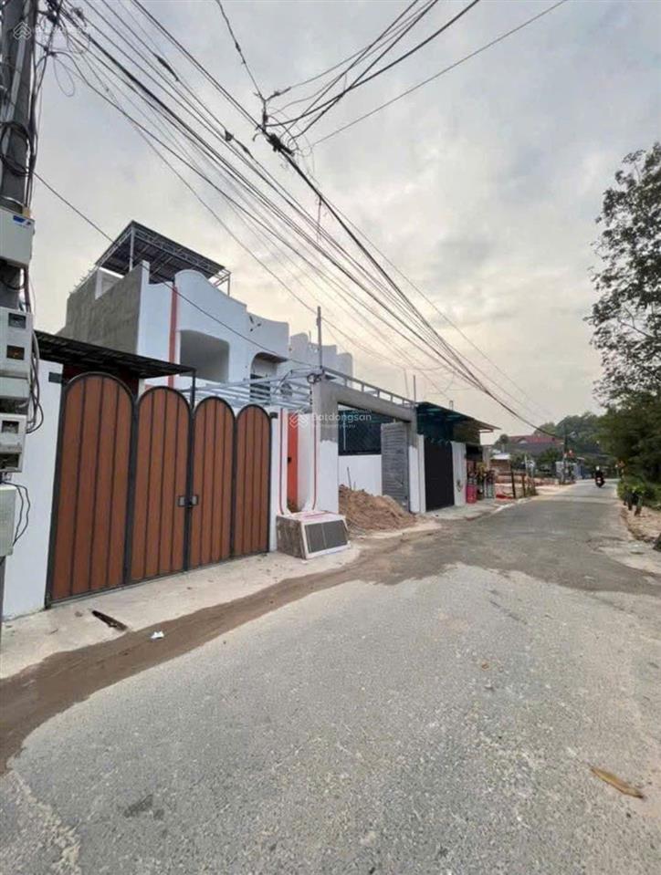 Nhà định hòa giá chỉ 2tỷ580 mặt tiền nhựa kinh doanh nhỏ lẻ dt 5x22m thổ cư 60m 2 p ngủ sân 2 ôtô
