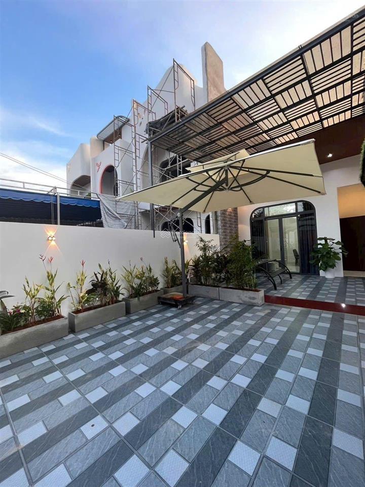 Nhà định hòa giá chỉ 2tỷ580 mặt tiền nhựa kinh doanh nhỏ lẻ dt 5x22m thổ cư 60m 2 p ngủ sân 2 ôtô