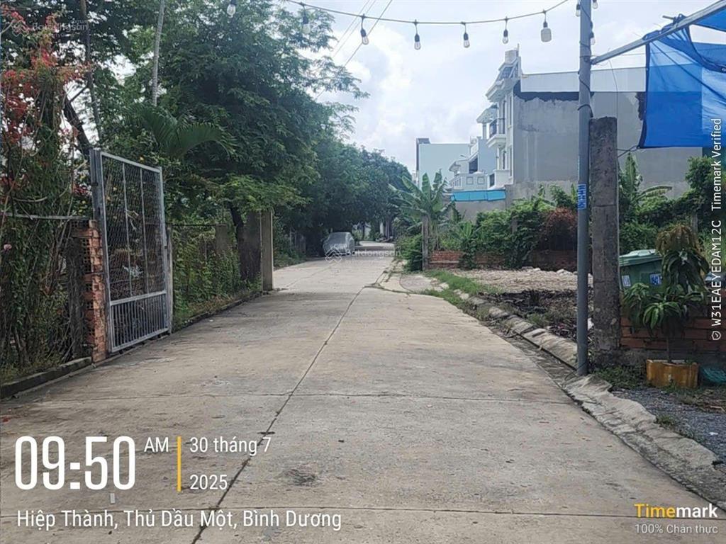 Ngay kdc đẹp 10x31m thổ cư 100m2 đường 5m 2 ôtô qua lại đất cao ráo dân cư trung tâm gần trường chợ