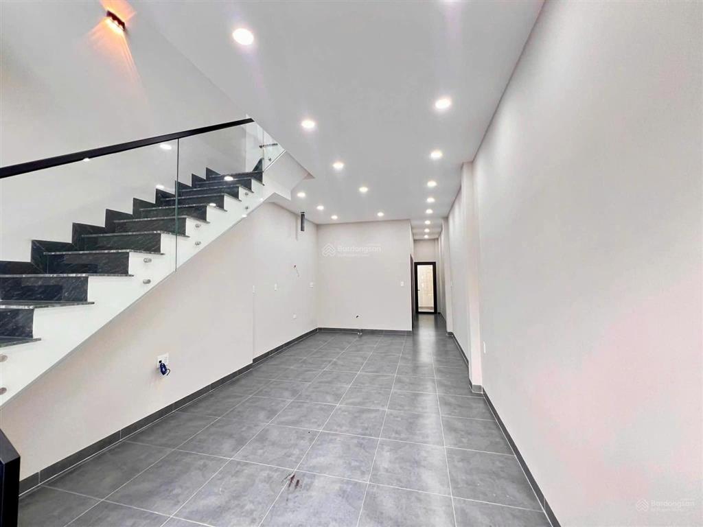 Nhà 1trệt 1lầu giá chỉ 2tỷ 890 mới đẹp sát trường học ngã tư trần ngọc lên bv phương chi bv 1500g