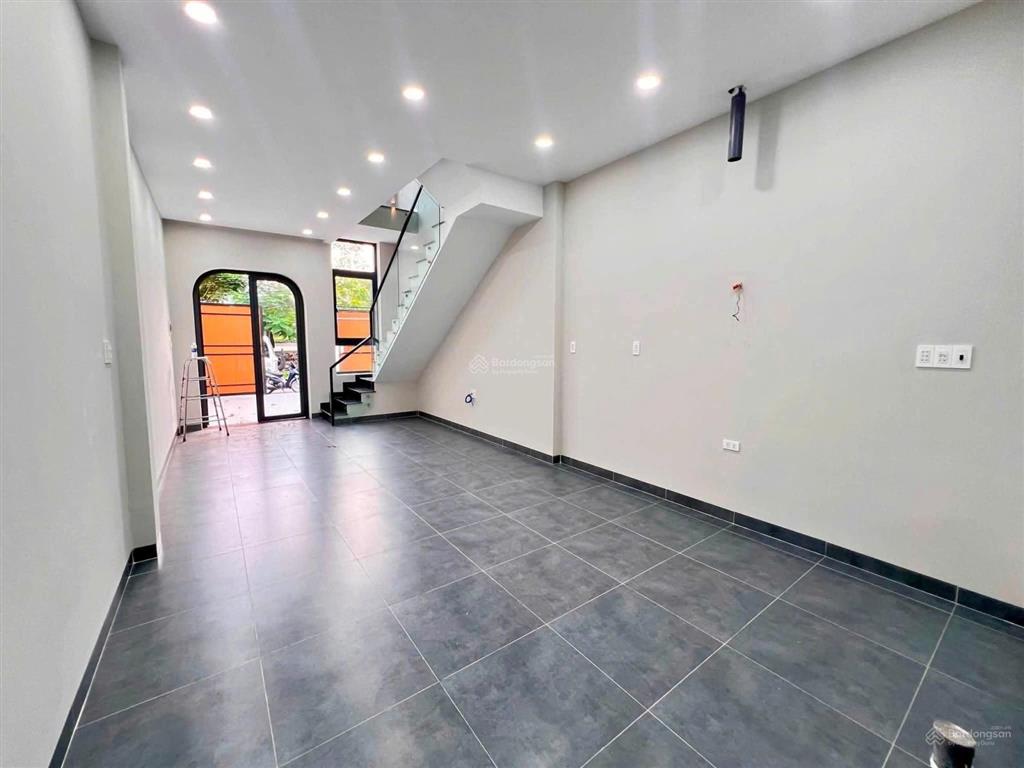 Nhà 1trệt 1lầu giá chỉ 2tỷ 890 mới đẹp sát trường học ngã tư trần ngọc lên bv phương chi bv 1500g