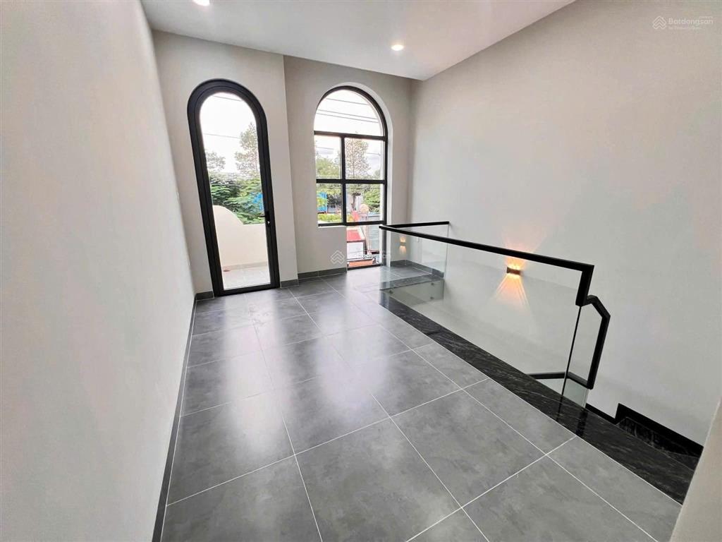 Nhà 1trệt 1lầu giá chỉ 2tỷ 890 mới đẹp sát trường học ngã tư trần ngọc lên bv phương chi bv 1500g