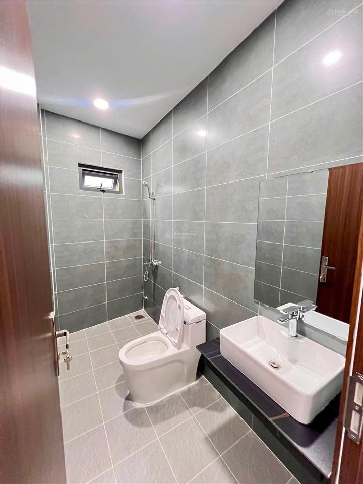 Nhà 1trệt 1lầu giá chỉ 2tỷ 890 mới đẹp sát trường học ngã tư trần ngọc lên bv phương chi bv 1500g