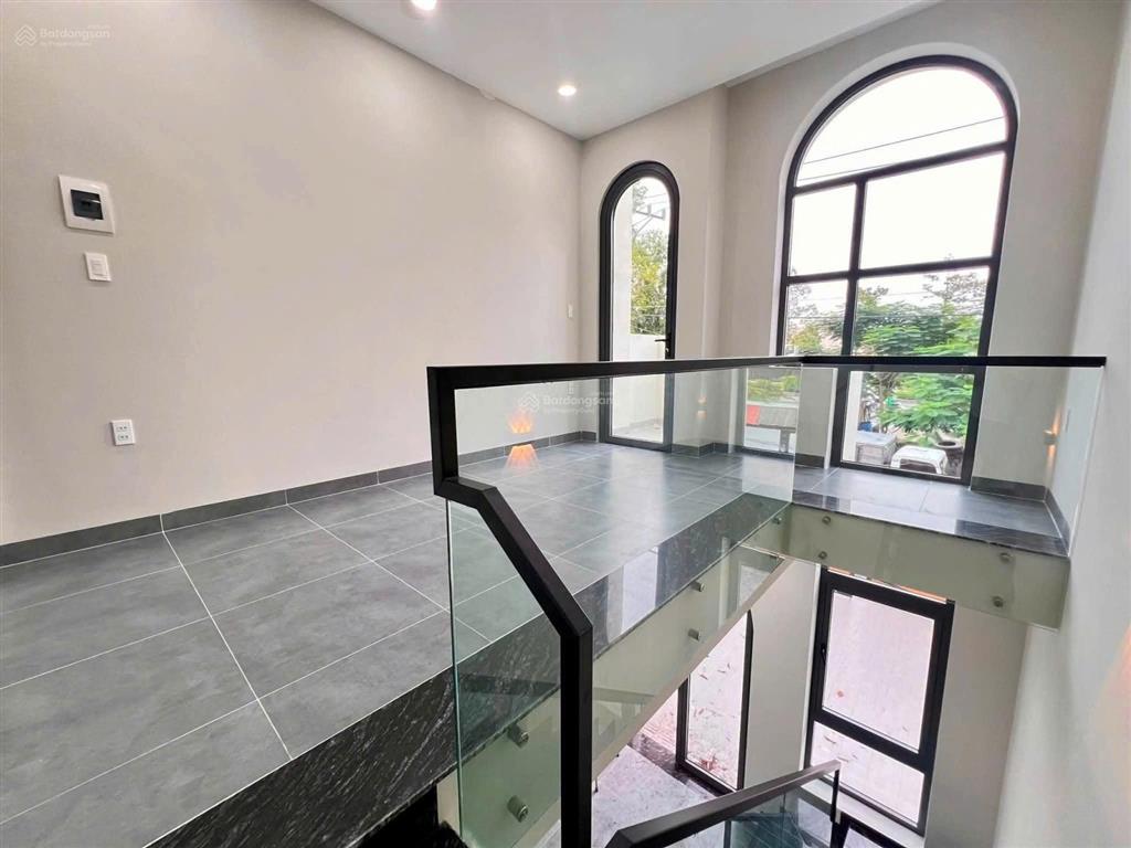 Nhà 1trệt 1lầu giá chỉ 2tỷ 890 mới đẹp sát trường học ngã tư trần ngọc lên bv phương chi bv 1500g