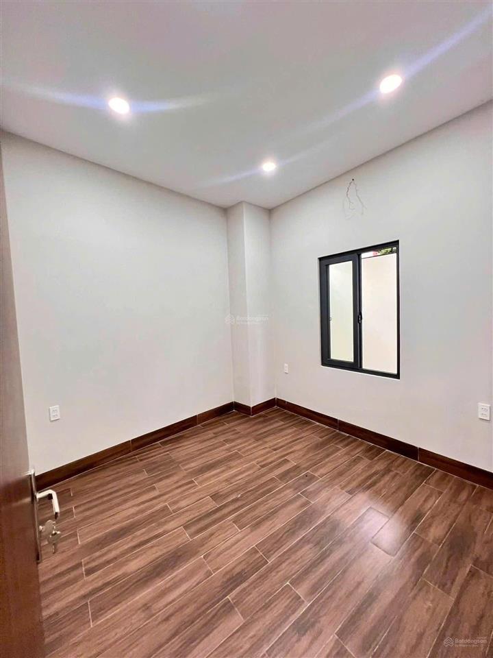 Nhà 1trệt 1lầu giá chỉ 2tỷ 890 mới đẹp sát trường học ngã tư trần ngọc lên bv phương chi bv 1500g