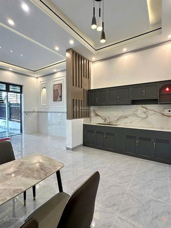 Nhà thủ dầu một giá chỉ 2 tỷ 080 triệu đường ô tô sân ô tô dân cư hiện hữu