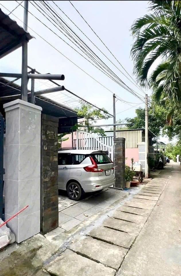 Nhà thủ dầu một giá chỉ 2 tỷ 080 triệu đường ô tô sân ô tô dân cư hiện hữu
