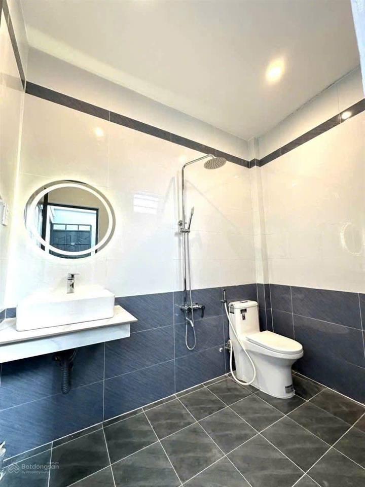 Nhà thủ dầu một giá chỉ 2 tỷ 080 triệu đường ô tô sân ô tô dân cư hiện hữu