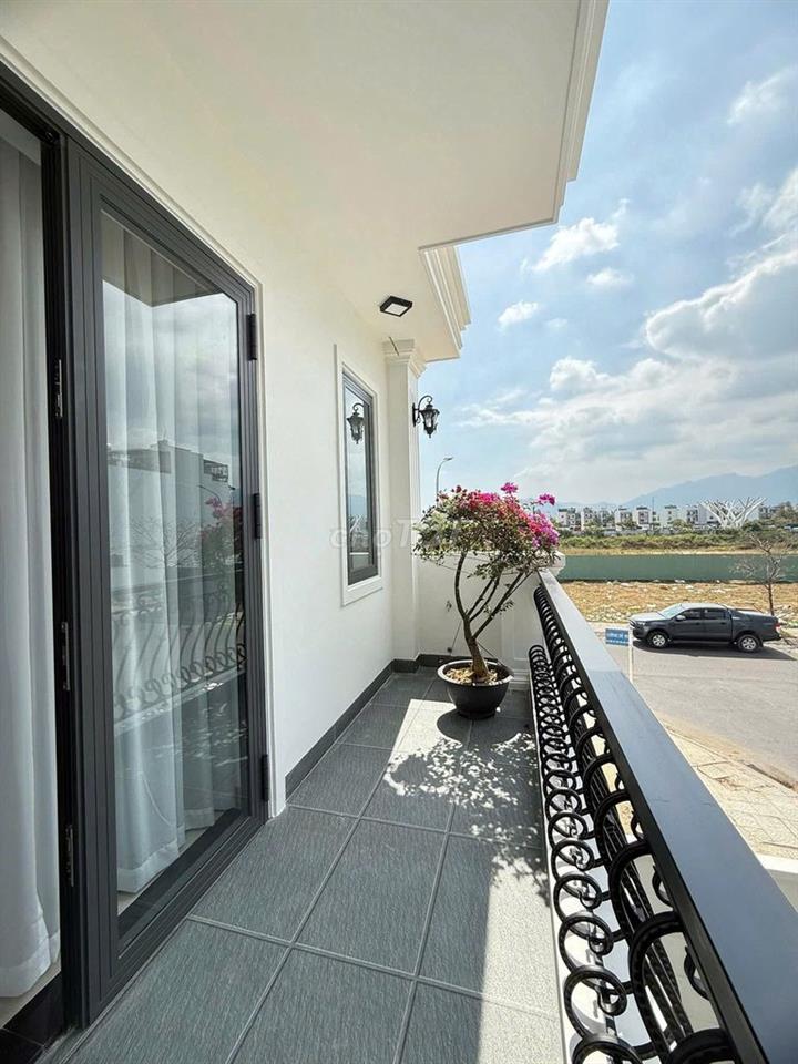 NHÀ MỚI ĐẸP ĐẦU ĐƯỜNG 94 KĐT THÁI HƯNG MỸ GIA CHỈ 8,8 TỶ NỘI THẤT XỊN