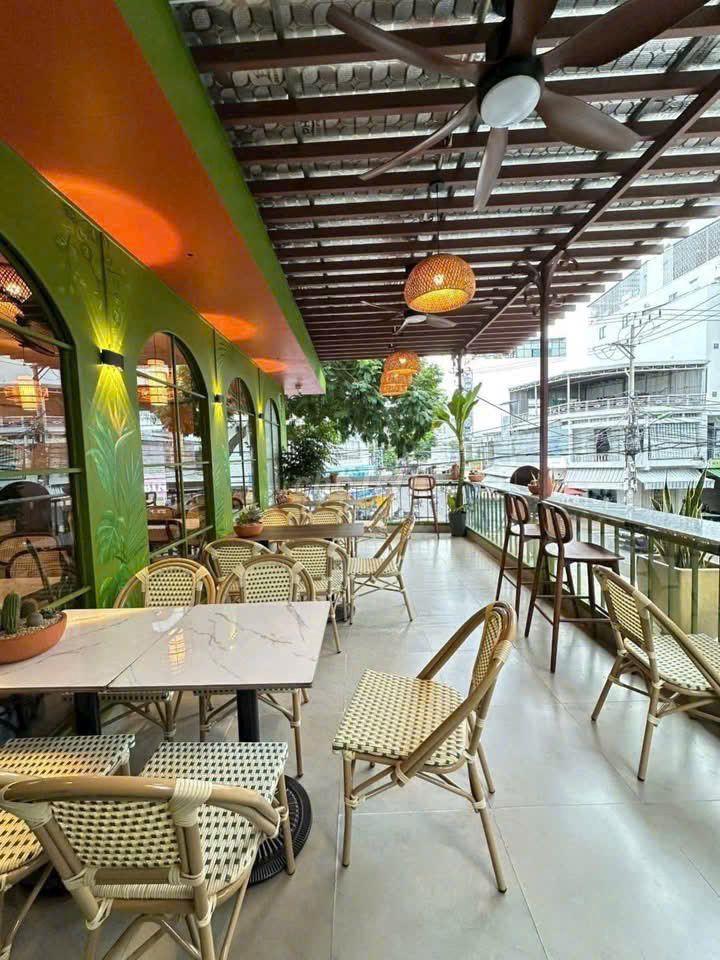 SANG NHƯỢNG NHÀ HÀNG ĐANG KINH DOANH CĂN GÓC ĐƯỜNG HỒNG BÀNG CHỈ 260TR