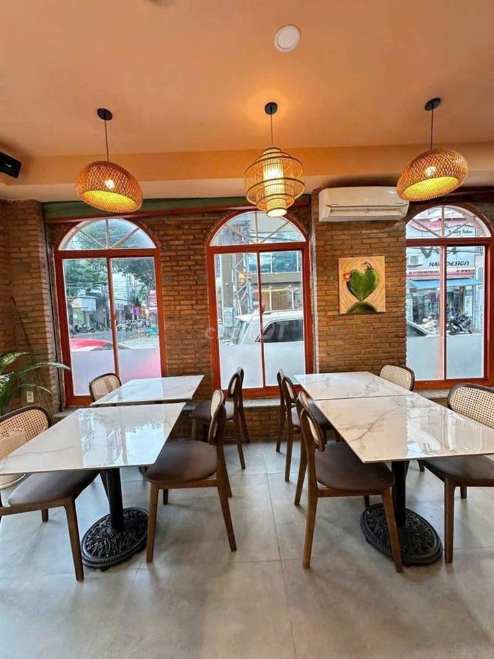 SANG NHƯỢNG NHÀ HÀNG ĐANG KINH DOANH CĂN GÓC ĐƯỜNG HỒNG BÀNG CHỈ 260TR