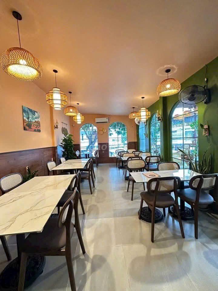 SANG NHƯỢNG NHÀ HÀNG ĐANG KINH DOANH CĂN GÓC ĐƯỜNG HỒNG BÀNG CHỈ 260TR