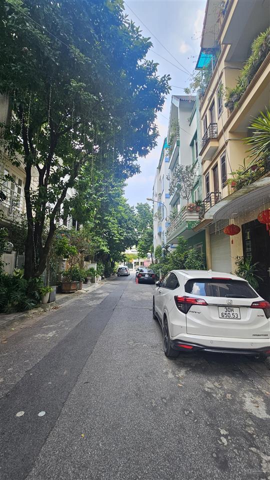 Bán nhà nguyên hồng 70m ô tô tránh vỉa hè kinh doanh, nhà 5t khu phân lô mt6,5m hơn 400tr/m gần phố