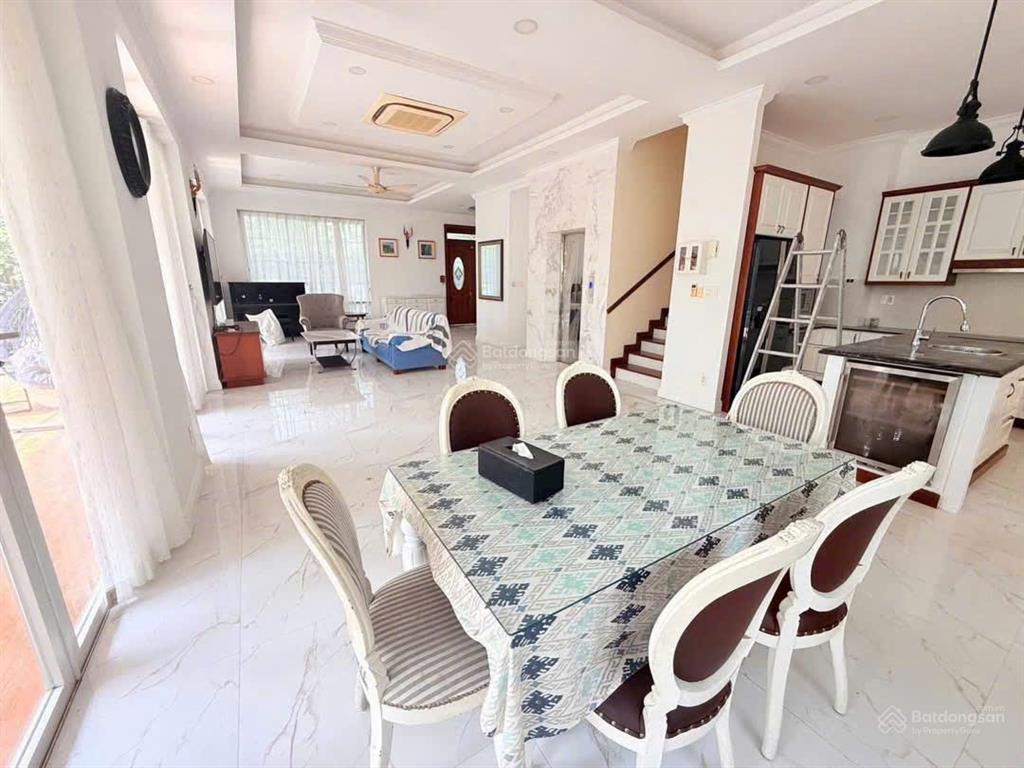 Cho thuê biệt thự có hồ bơi, thang máy everich