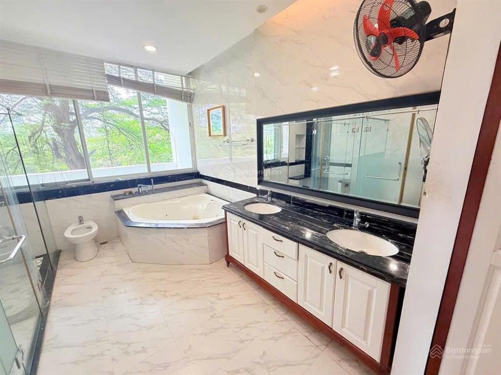 Cho thuê biệt thự có hồ bơi, thang máy everich