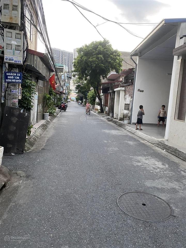 Nhà ngõ to 2 ô tô tránh nhau giữa trung tâm thành phố mà giá 2,35 tỷ