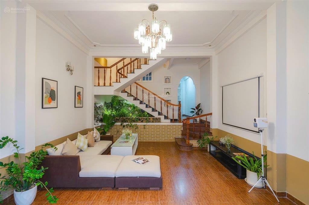 Nhà ngay khu hoà bình chợ đà lạt 103m2 ngang 5,6m 3 tầng đang kinh doanh homestay