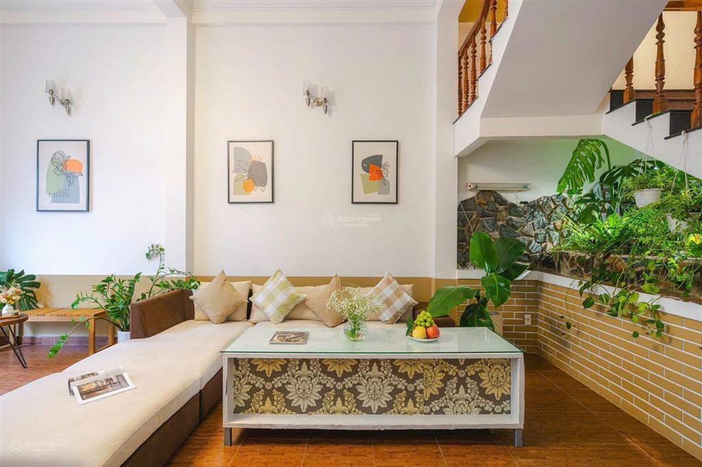 Nhà ngay khu hoà bình chợ đà lạt 103m2 ngang 5,6m 3 tầng đang kinh doanh homestay