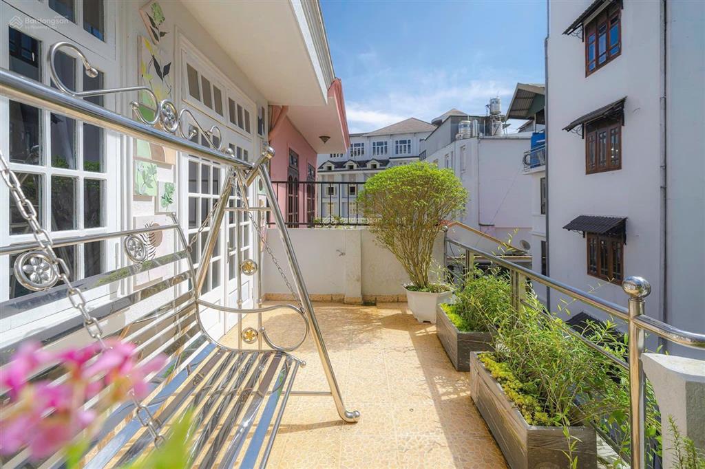 Nhà ngay khu hoà bình chợ đà lạt 103m2 ngang 5,6m 3 tầng đang kinh doanh homestay