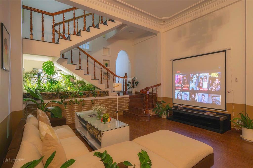 Nhà ngay khu hoà bình chợ đà lạt 103m2 ngang 5,6m 3 tầng đang kinh doanh homestay