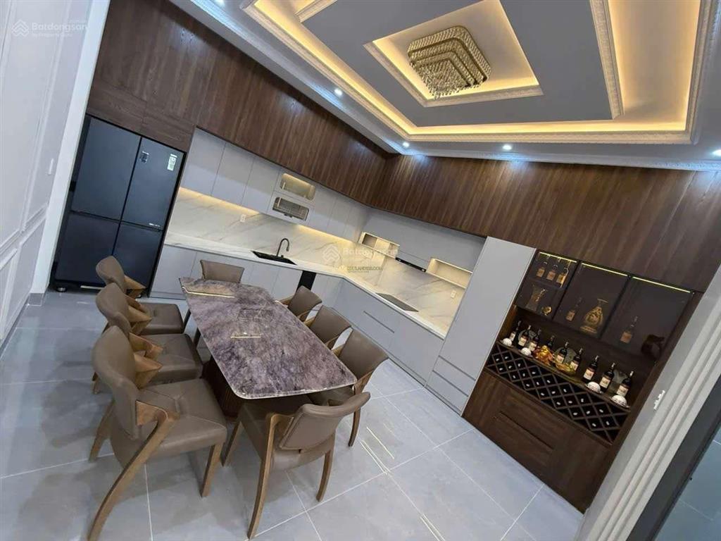 Nhà mới đẹp kqh an sơn vuông vức full nội thất có thang máy phòng xông hơi