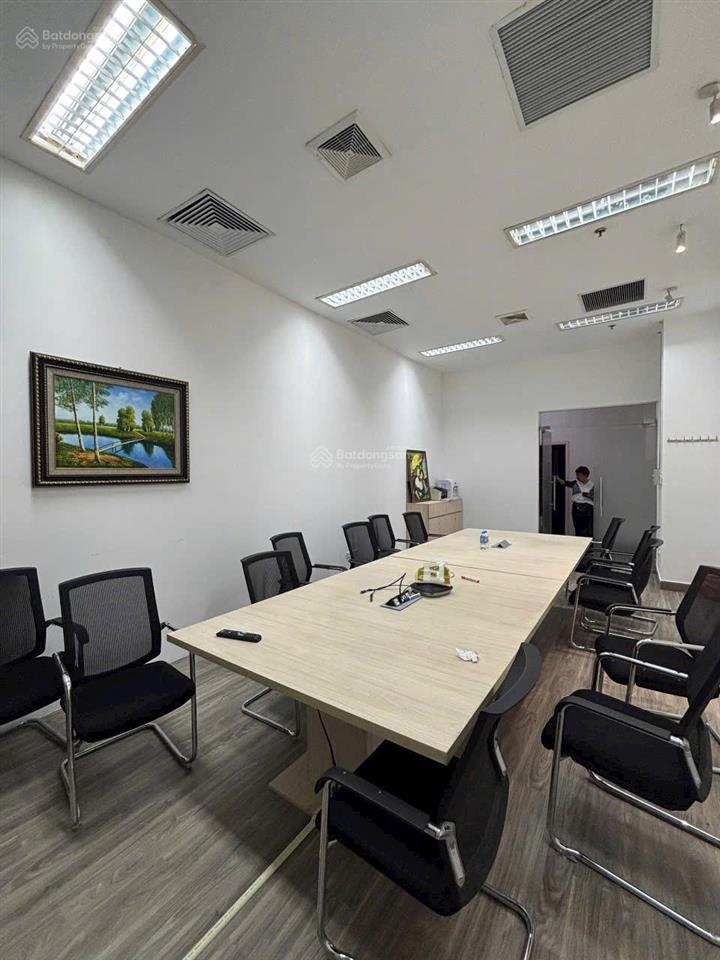 Chào bán ngay sàn văn phòng 1100m2, nguyên tầng, dòng tiền cho thuê 3.6 tỷ/năm, sổ đỏ chính chủ