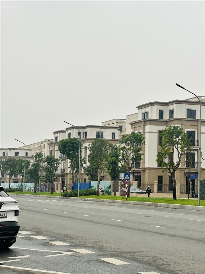 Cho thuê biệt thự đơn lập đối diện hồ tại vin cổ loa, 267m2, căn góc bàn giao thô