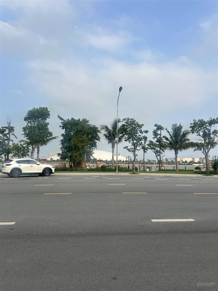 Bán biệt thự đơn lập vinhomes cổ loa, view hồ 32ha, lô góc, giá rẻ hơn thị trường 10 tỷ