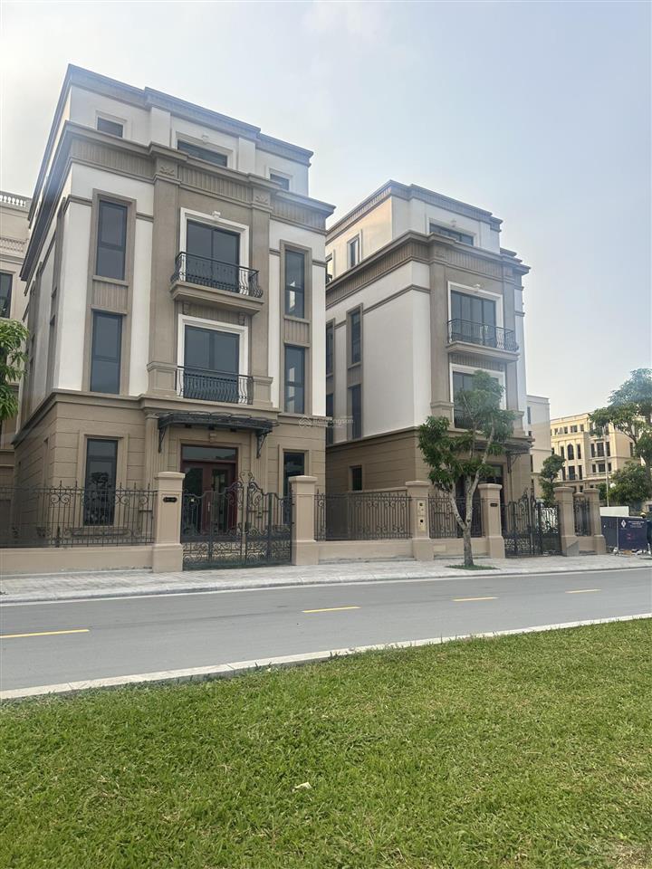 Cho thuê shophouse góc ngã 4, 2 mặt đường 25m và 17m khu tinh hoa, 140m2, bàn giao thô