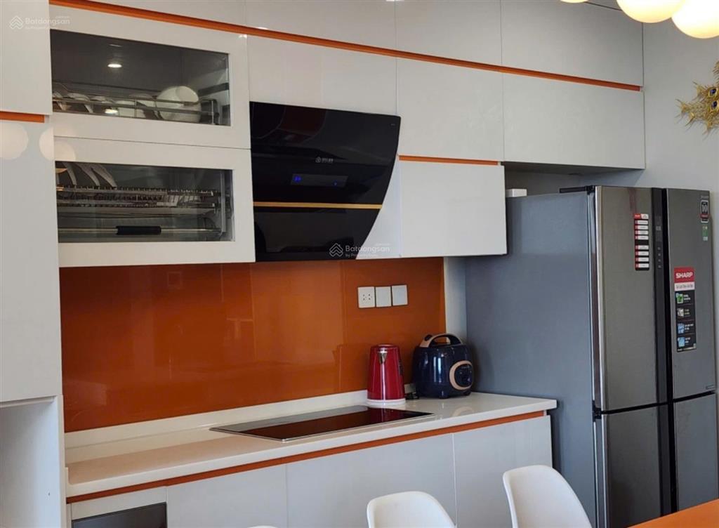 Tôi được uỷ quyền cho thuê căn hộ 3 ngủ full nội thất (gồm cả máy rửa bát), view công viên