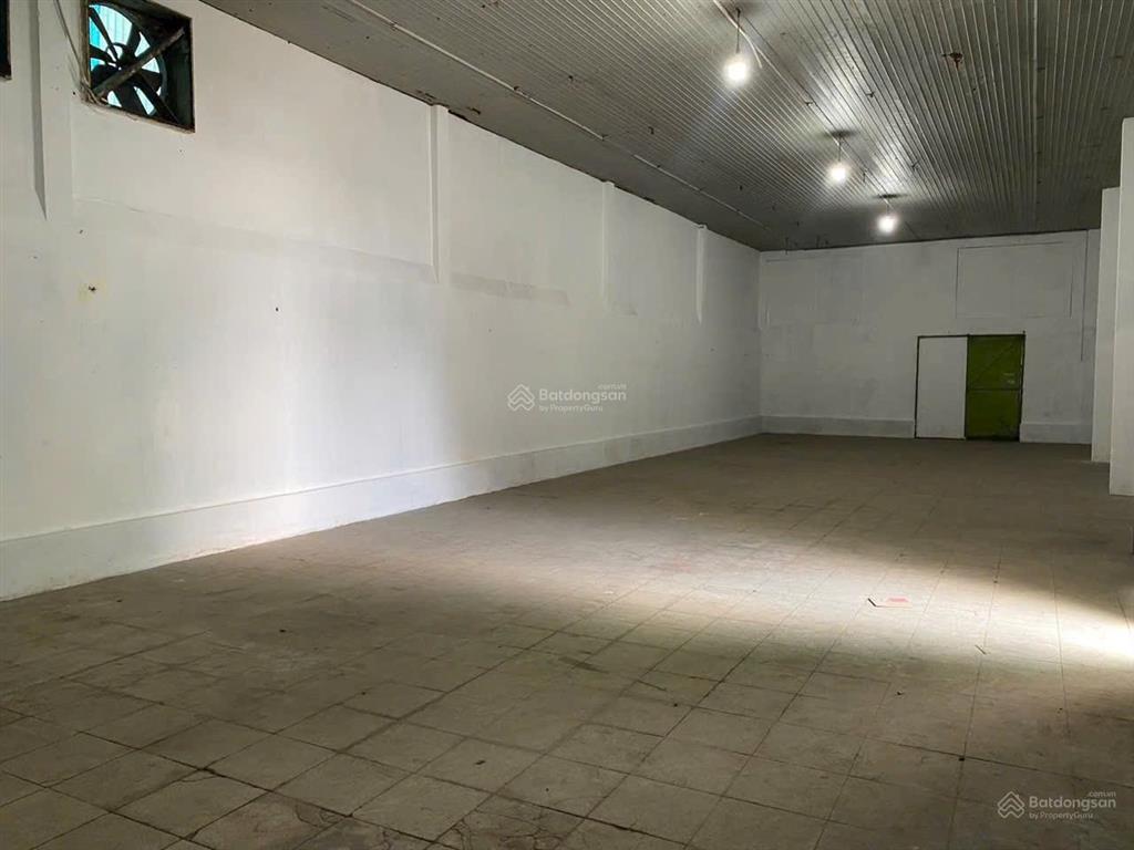 Ch0 thuê kho rẻ đường cont quận 11, dt 250m2 giá 27tr500, xe container đậu cửa