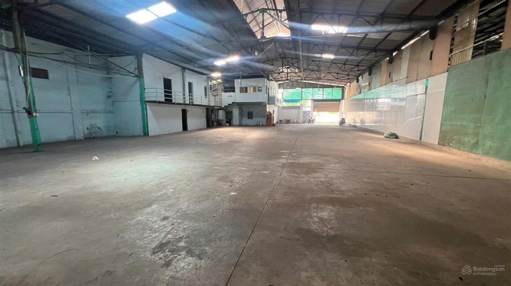 Cho thuê kho mới mặt tiền quốc lộ 1a, 650m² có sẵn cầu trục, sơn mới, nâng nền