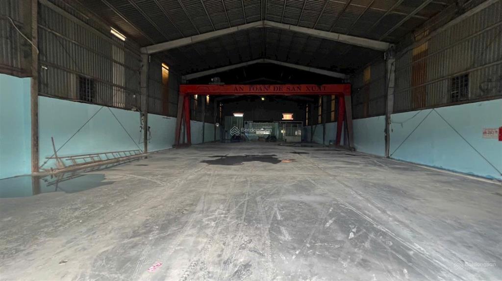 Cho thuê kho mới mặt tiền quốc lộ 1a, 650m² có sẵn cầu trục, sơn mới, nâng nền