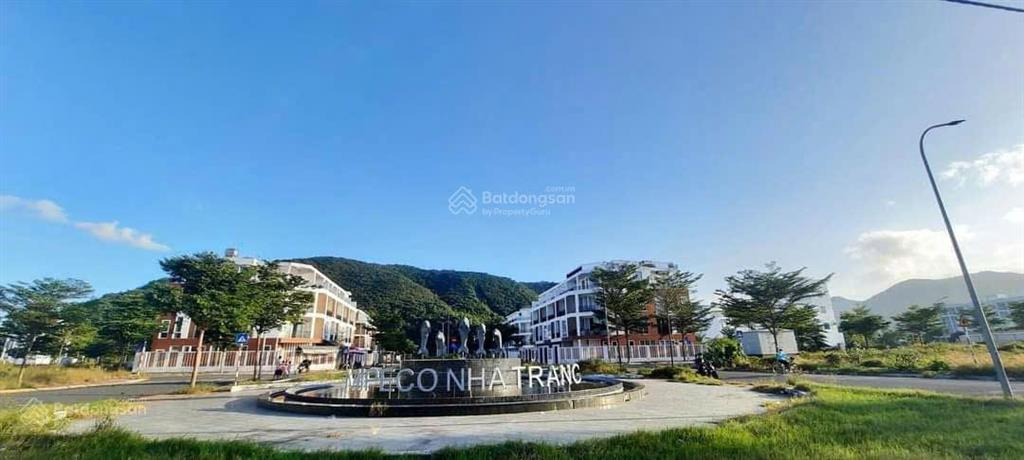 Bán cặp đất nền đường số 2  đối diện trung tâm thương mại kđt mipeco nha trang